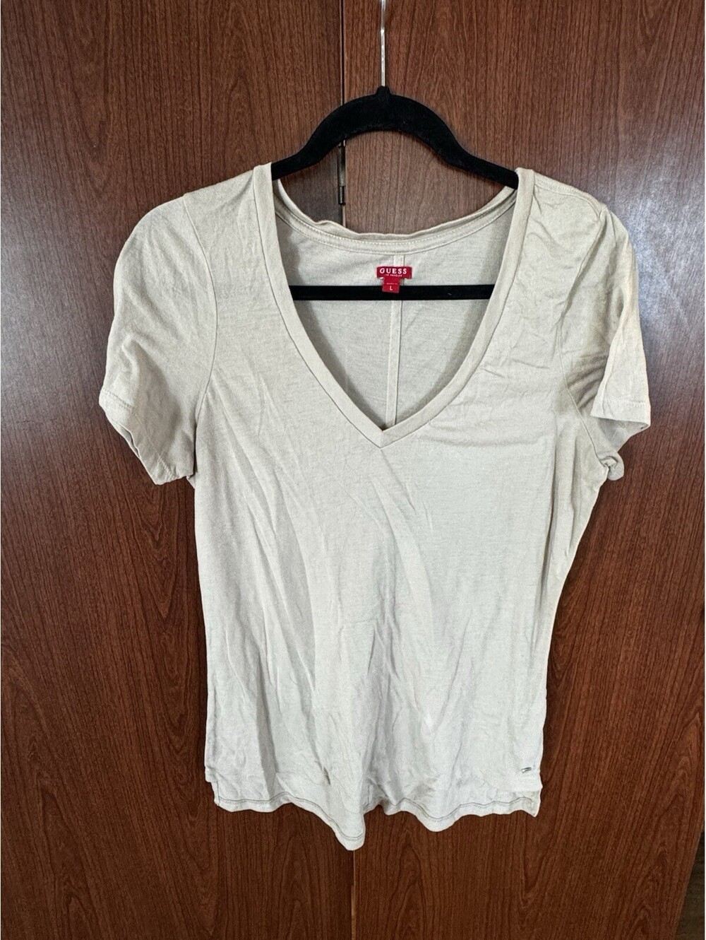 GUESS Womens Large Beige V Neck T Shirt Logo Hardware Y2K Casual Tee